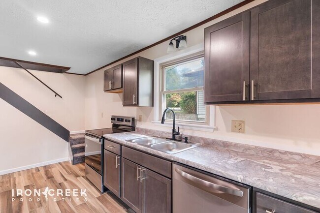 Building Photo - 16 Pelzer St
