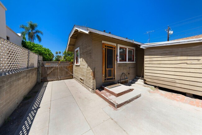 Building Photo - Classic Anaheim Living with Prime Location
