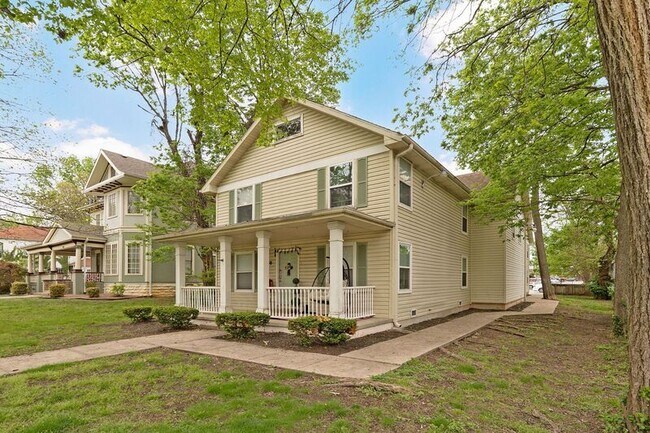 Building Photo - 1138 E Walnut St