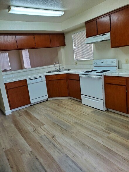 kitchen - New Century Townhomes