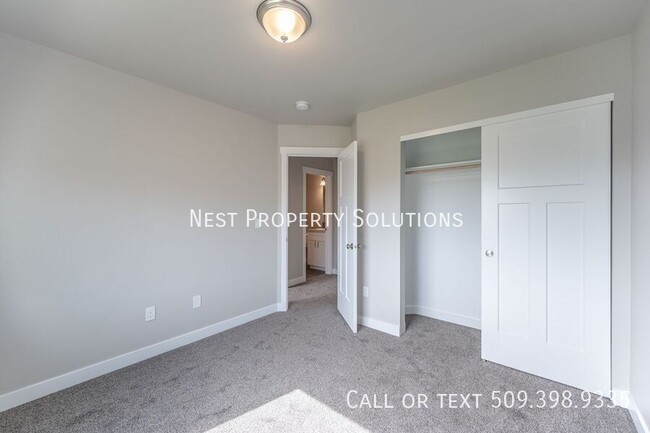 Building Photo - 3 Bed, 2.5 Bath Duplex, WSG included