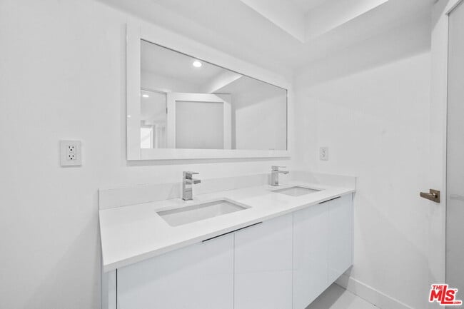 Building Photo - 621 Kings Rd
