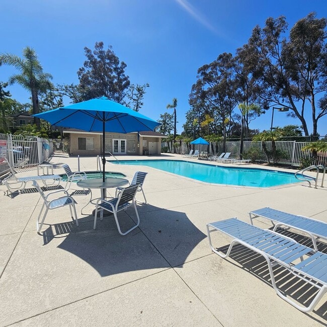 Building Photo - Roommate Wanted – One Bedroom Available | 10x11 | 3BR/2BA Condo in Vista ~ $1,300/month