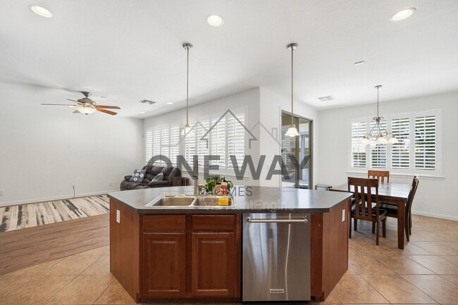 Building Photo - 587 E Benrich Dr