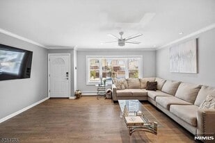 Building Photo - 511 Davis Ave