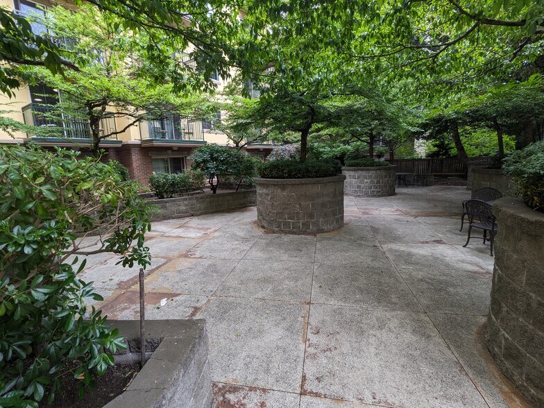 Courtyard - 700 E Denny Way