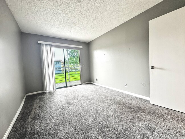 Building Photo - 144 Mansfield D