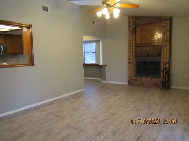 Building Photo - Great Home Located on the Eastside/Sungate...