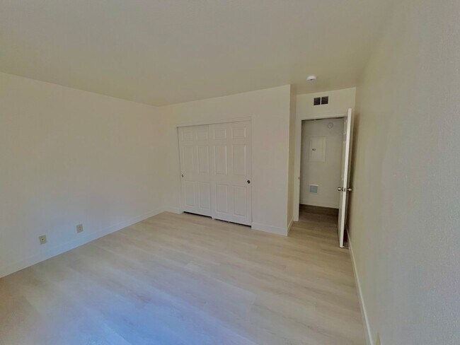 Building Photo - 5220 Indian River Dr