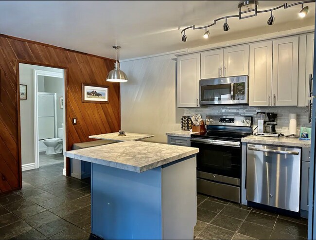 Building Photo - Stylish 2-Bed + Loft Mountain Condo in San...