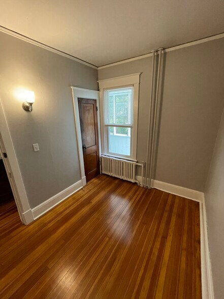 Room 3 - 52 Grove Ave