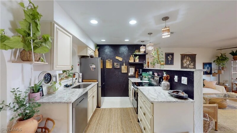 Building Photo - 5216 Versailles Ct