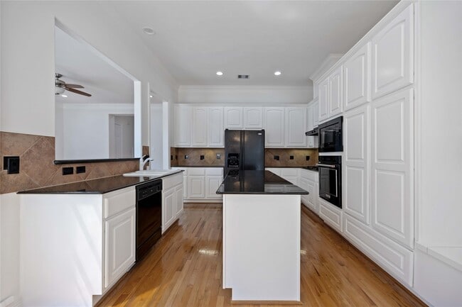 Building Photo - 2827 Briarhurst Park