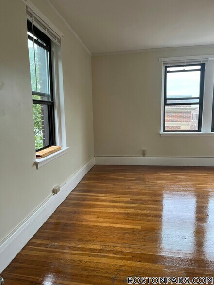Building Photo - 349 Pleasant St