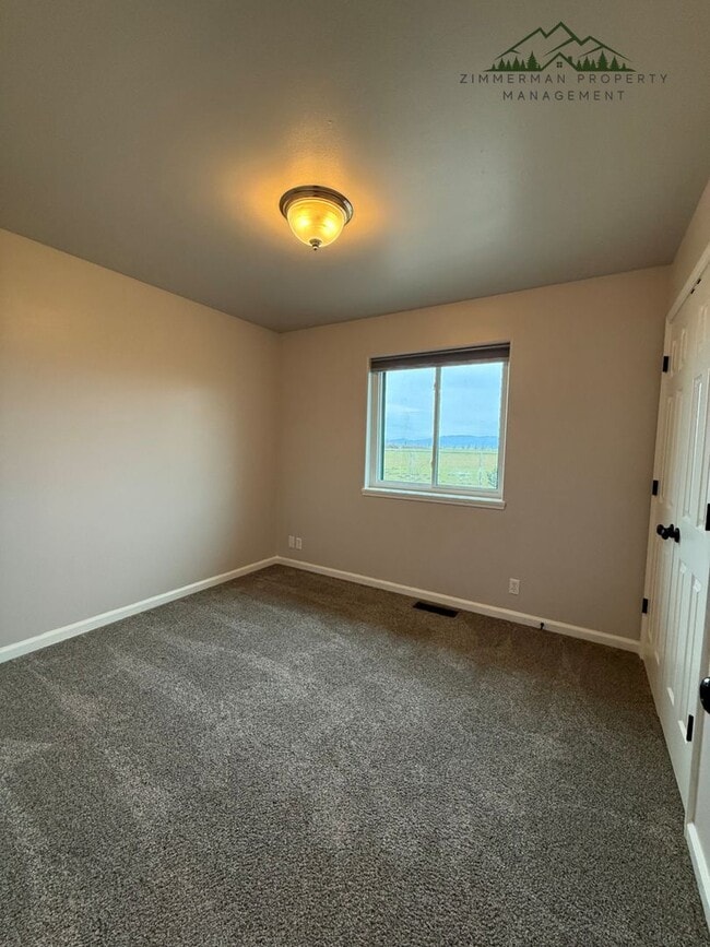 Building Photo - 3-bedroom, 2-bathroom home located in the heart of Harrisburg