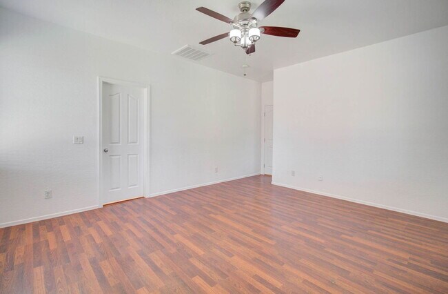 Building Photo - 4836 S Summit Ct