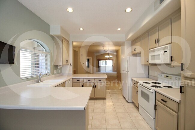 Building Photo - 8653 E Royal Palm Rd