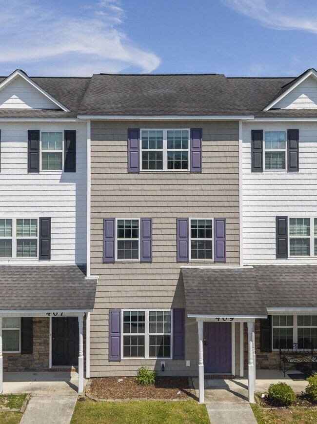 Building Photo - Welcome to Carolina Forest!