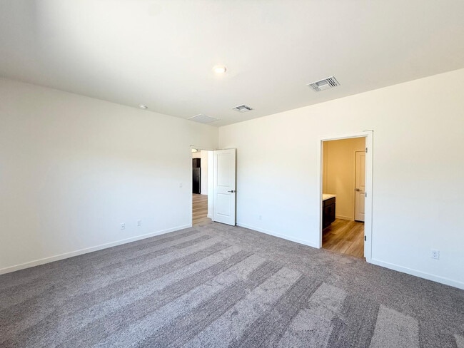 Building Photo - 634 W Red Hawk Ct