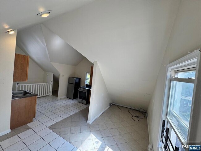 Building Photo - 163 Linden Ave