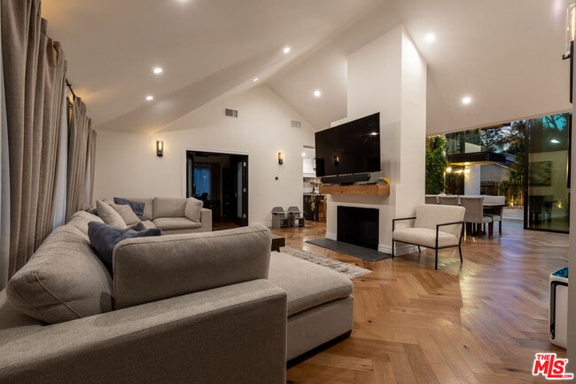 Building Photo - 1095 Chula Vista Pl