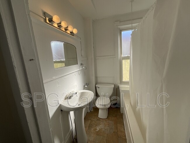 Building Photo - 360 S Pershing Ave