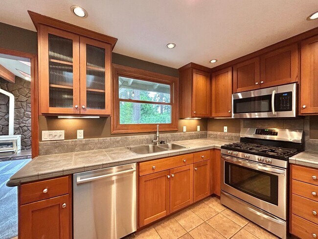 Building Photo - Tranquil Environment: 3 Bed, 1 Bath House