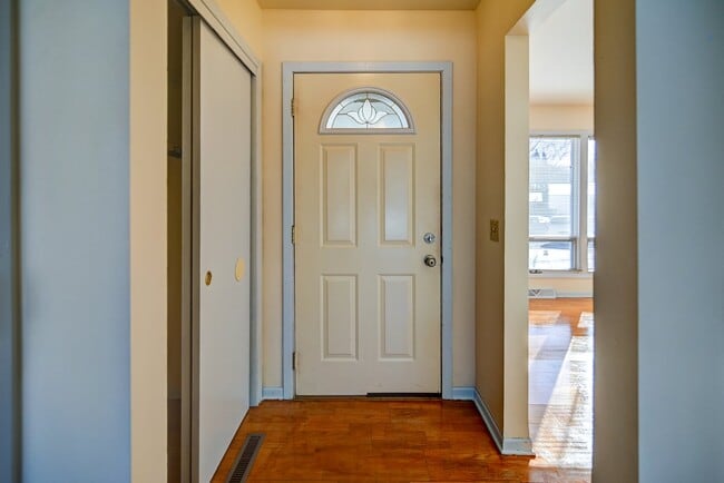 Building Photo - 12 Brompton Cir