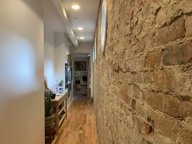 Building Photo - Charming OTR Loft!