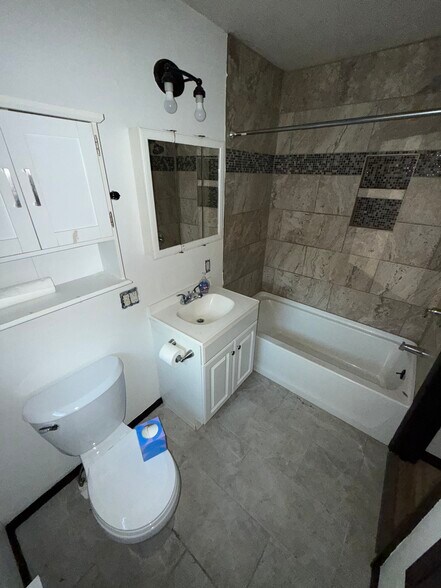 Building Photo - 6820 Rowe Dr