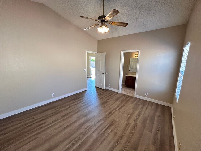 Building Photo - *NEW* Paint *NEW* Flooring *NO* HOA Glenda...