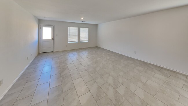 Building Photo - Nice and Spacious 3 Bedroom 2 Bathroom Hom...