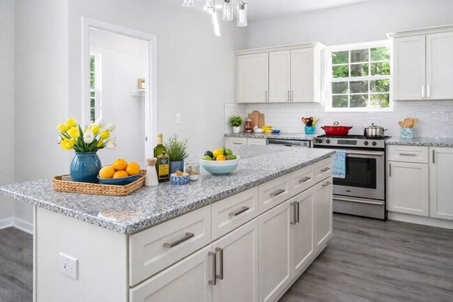 Building Photo - !! SPECIAL HALF OFF SECOND MONTH'S RENT!!! Updated 3BR 2BA  Home w/ Renovated Kitchen near Downto...