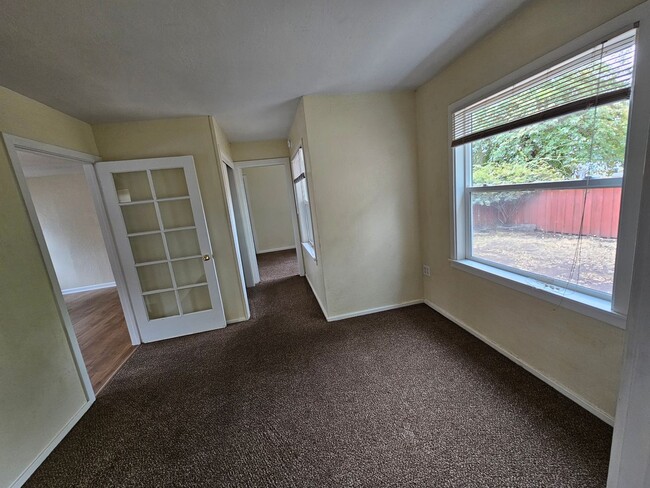 Building Photo - Lots of Light!