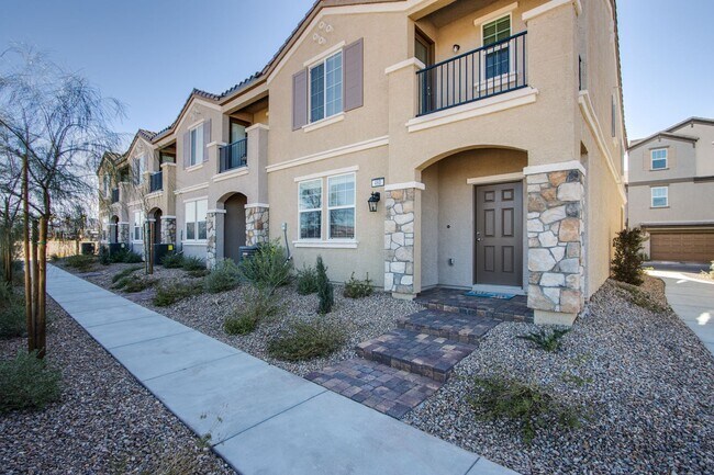 Building Photo - 2 Story Townhouse in Gated Community! Comi...
