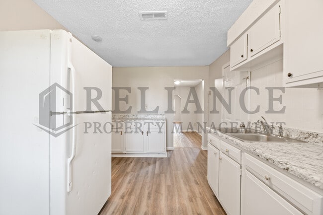 Building Photo - 801 S Sedgwick St
