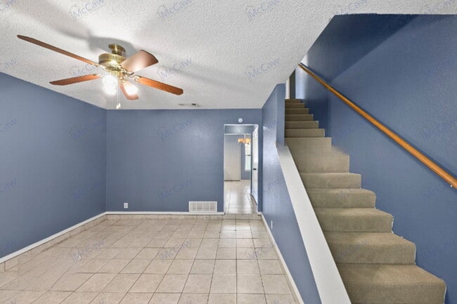 Building Photo - 800 Bluebonnet Dr