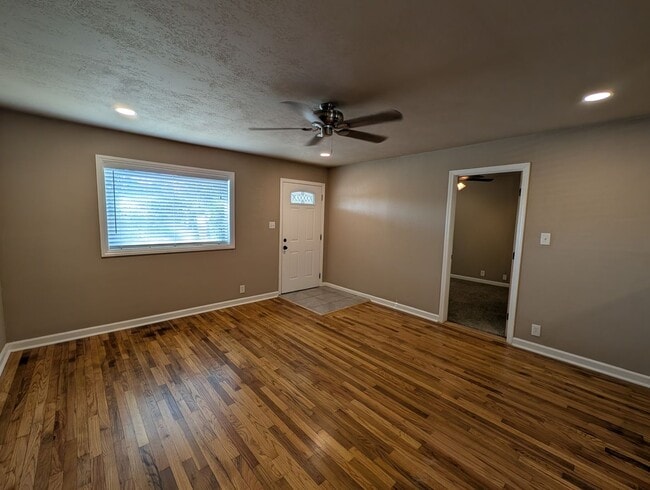 Building Photo - 3 Bedroom House in Shasta Lake, Fridge, Wa...