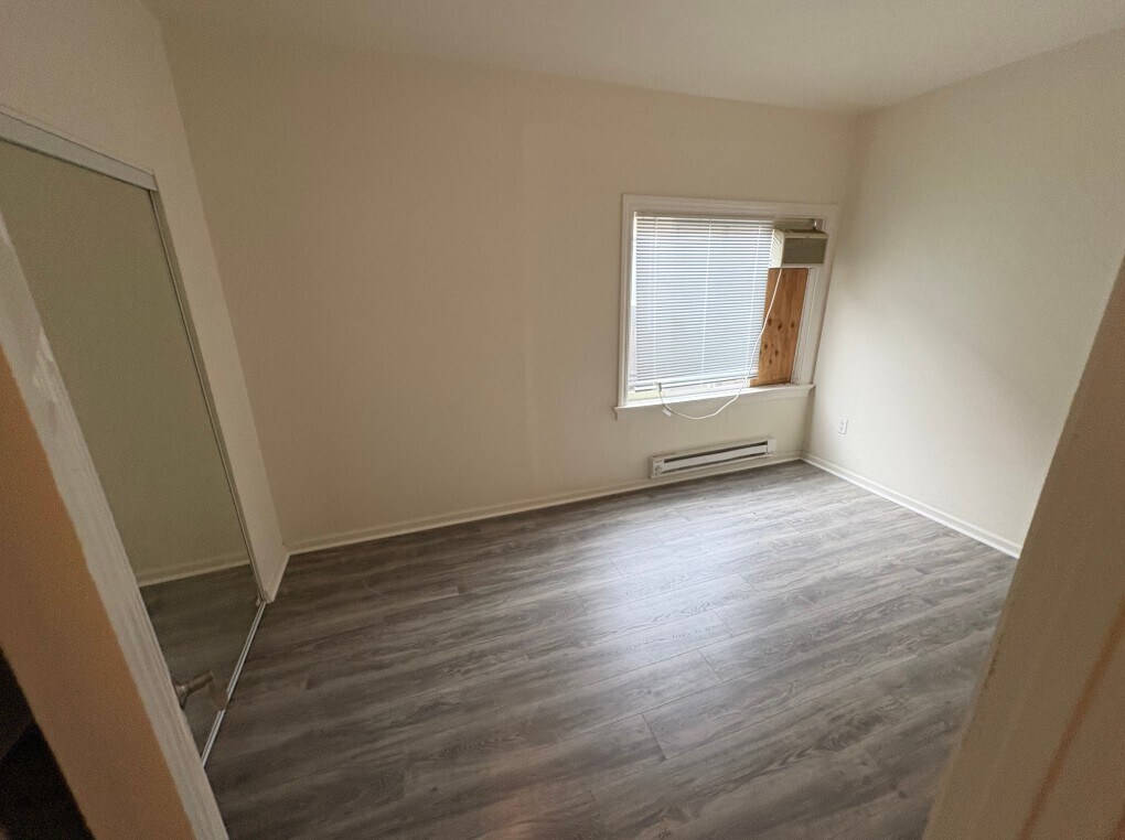 Building Photo - 342 W 10th St