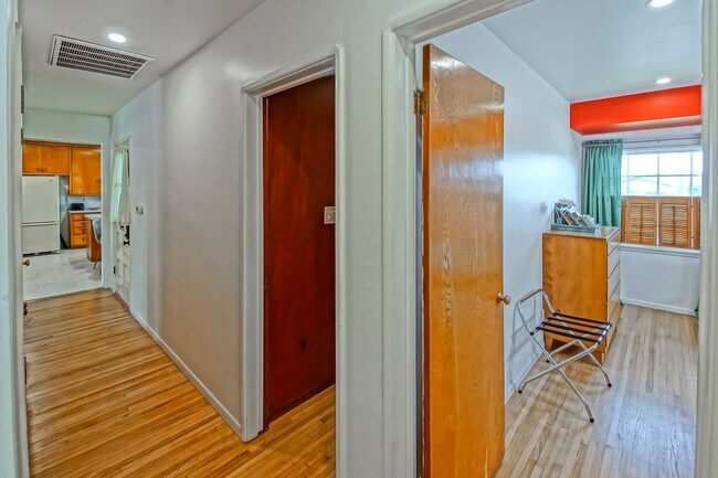Building Photo - 1700 W 26th St