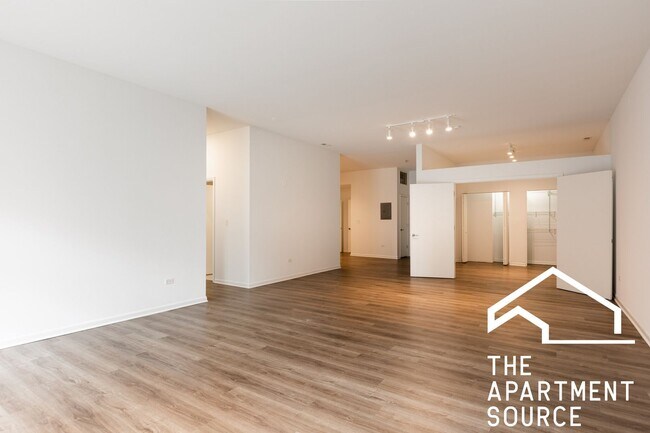 Building Photo - South Loop 3 bed 2 bath -- Updated Kitchen, HUGE Floorplan