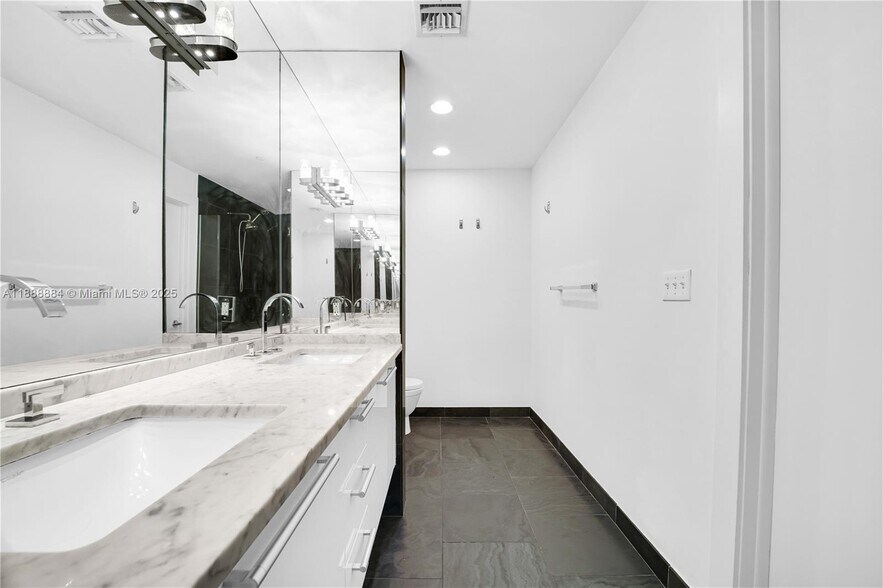Building Photo - 900 Biscayne Blvd