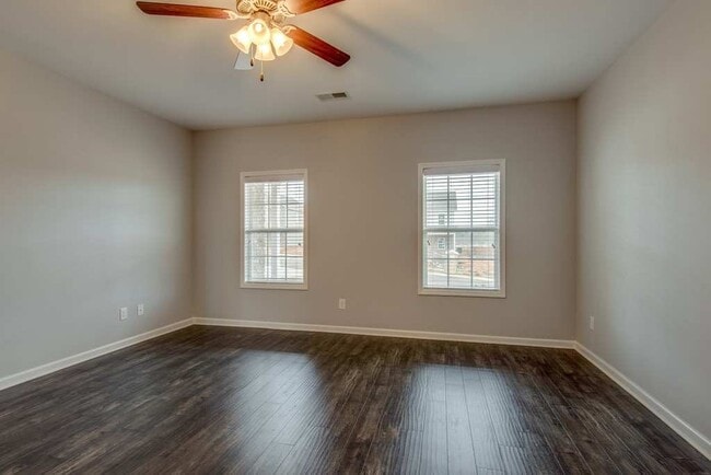 Building Photo - Spacious 4 Bedroom Home with Open Floor Plan - Free Rent!