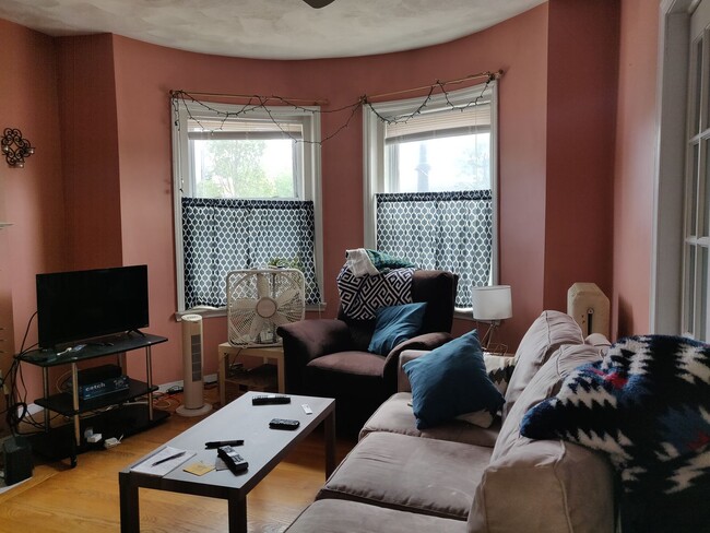 Building Photo - Coolidge Corner Area. In-Unit Washer and D...