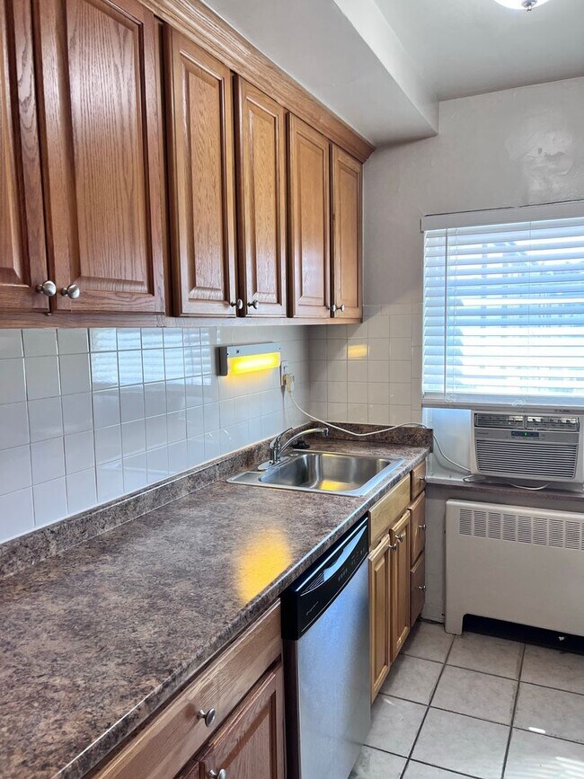 Interior Photo - 2750 Linshaw
