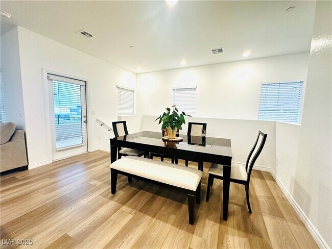 Building Photo - 600 Carriage Hill Dr