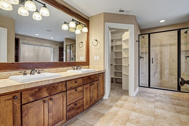 Building Photo - 4 bed, 2.5 bath Two-Story Home in West Salem