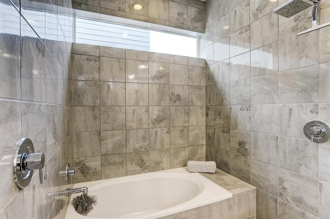 Building Photo - 5905 E Post Oak Ln