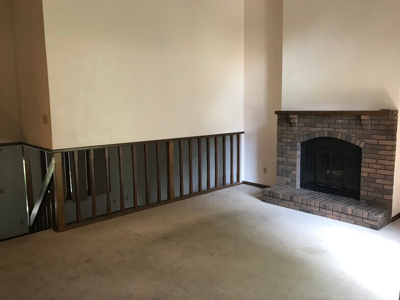 Building Photo - 1458 Eastview Dr
