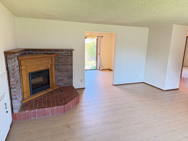 Building Photo - Well-kept house in desirable Thurston neighborhood!